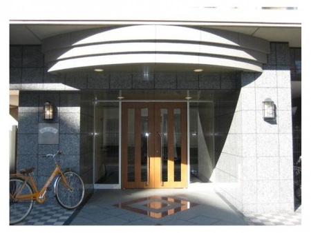 　岩本町駅(都営地下鉄 新宿線) 徒歩3分。 310m
