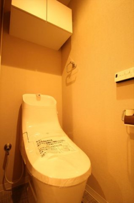 トイレ　LIXIL製シャワー付きトイレ（2021年10月リノベーション）