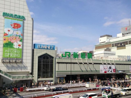 周辺環境　新宿駅(JR 山手線) 徒歩9分。 790m