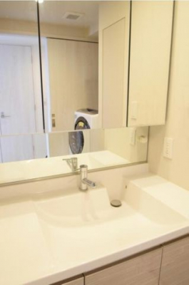 洗面台・洗面所　洗面室には便利な三面鏡