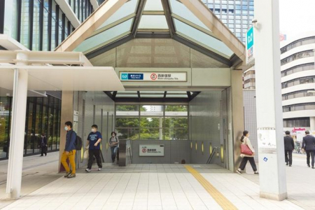 周辺環境　西新宿駅(東京メトロ 丸ノ内線) 徒歩7分。 490m