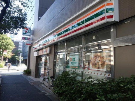 周辺環境　セブンイレブン新宿水道町中央店 徒歩2分。 110m