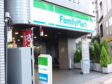 周辺環境　ファミリーマートサンズ西新宿店 徒歩4分。 270m