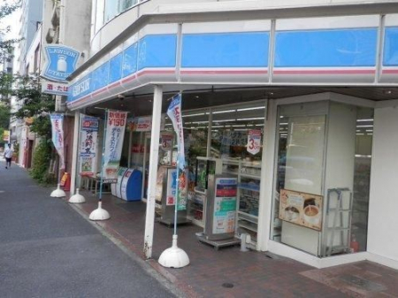 周辺環境　ローソン新宿富久町店 徒歩2分。 130m