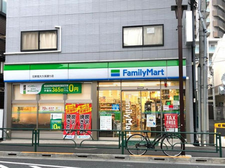 周辺環境　ファミリーマート北新宿大久保通り店 徒歩2分。 150m
