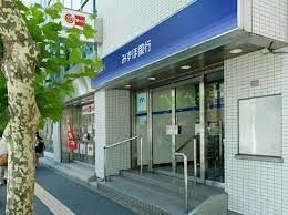 周辺環境　みずほ銀行早稲田支店 徒歩6分。 430m