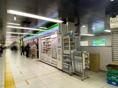 周辺環境　ファミリーマート都営線若松河田駅店 徒歩3分。 200m