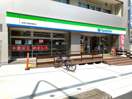 周辺環境　ファミリーマート新宿戸塚警察署前店 徒歩3分。 230m