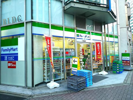 周辺環境　ファミリーマート銀座昭和通り店 徒歩1分。 50m