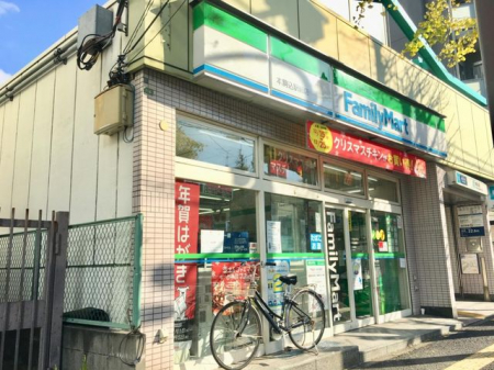 周辺環境　ファミリーマート本駒込駅前店 徒歩0分。 1m