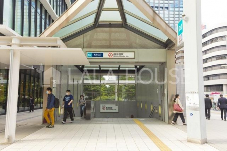 周辺環境　西新宿駅(東京メトロ 丸ノ内線) 徒歩9分。 660m