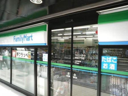 周辺環境　ファミリーマート赤坂三丁目店 徒歩4分。 260m