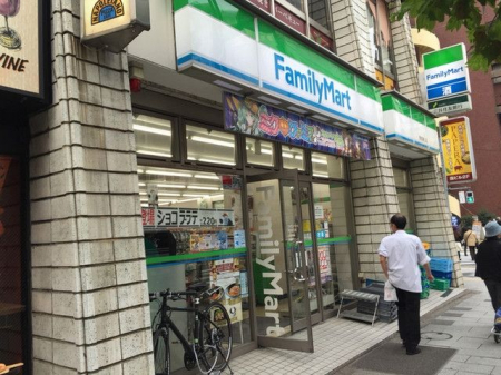 周辺環境　ファミリーマート新宿通り店 徒歩1分。 70m
