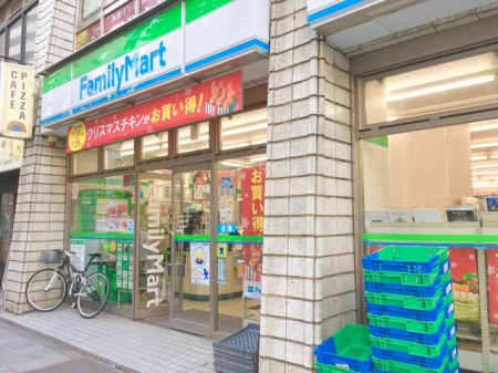 周辺環境　ファミリーマート新宿区役所通り店 徒歩2分。 130m