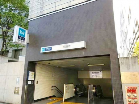 周辺環境　ファミリーマート新宿戸塚警察署前店 徒歩3分。 200m