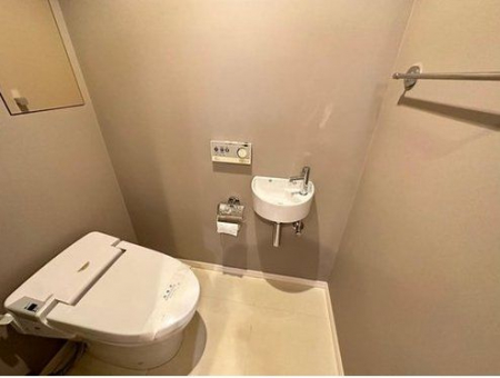 トイレ　【トイレ】スタイリッシュなタンクレストイレ。あると便利な手洗い場も付いています