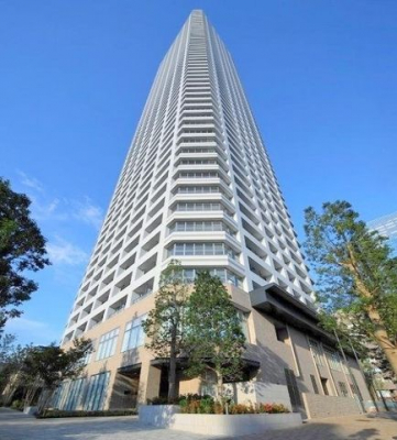 現地外観写真　１，２階には商業施設がある６０階建てのマンションです。