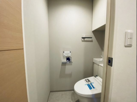 トイレ　【トイレ】収納ボックス付きで快適にご利用いただけます