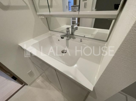 洗面台・洗面所　使いやすい3面鏡タイプ・鏡裏収納を備えた洗面化粧台。