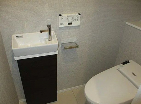 トイレ　【トイレ】手洗い場付きの綺麗なトイレ。