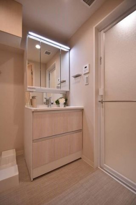 洗面台・洗面所　お風呂場の出口に設置し利便性を高めています。