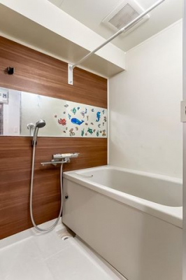 浴室　【バス】ゆとりのある浴槽で毎日リフレッシュできます。
