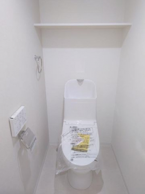 トイレ　【トイレ】スタイリッシュなトイレ。収納ボックス付きです。