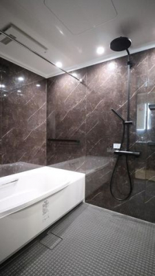 浴室　【バス】リノベーションされた浴室で毎日リフレッシュできます。
