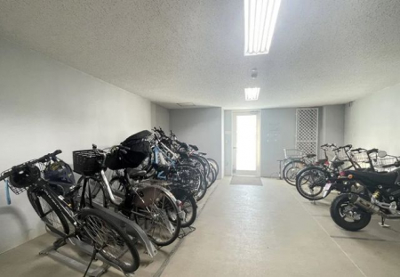 その他　【駐輪場】屋根がある駐輪場で大切な自転車を保管できます。