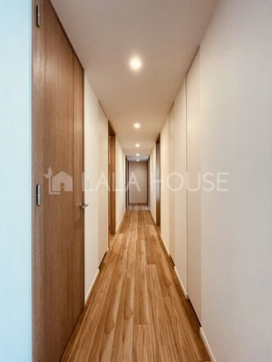 玄関　【廊下】各部屋を繋げる廊下です。木製のドアと白の壁のコントラストが統一感を演出します。