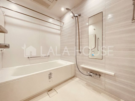 浴室　【バス】ゆとりのある広さのバスルームです。浴室換気乾燥機付きで利便性◎
