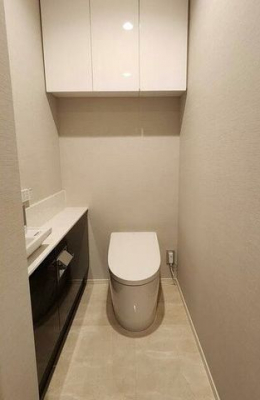 トイレ　【トイレ】スタイリッシュなタンクレストイレ。収納ボックス付きです。