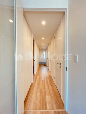 玄関　【玄関廊下】リビングに繋がる廊下です。白の壁と木目調のフローリングのコントラストがポイントです。