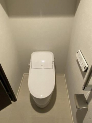 トイレ　【トイレ】スタイリッシュなタンクレストイレ。シンプルで利便性◎