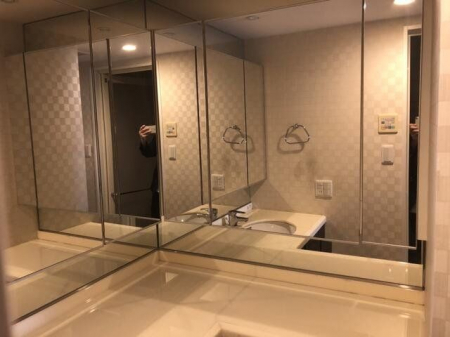 洗面台・洗面所　【洗面】鏡が広く快適にお使いいただけます