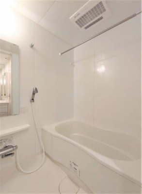 浴室　白で統一されたバスルーム