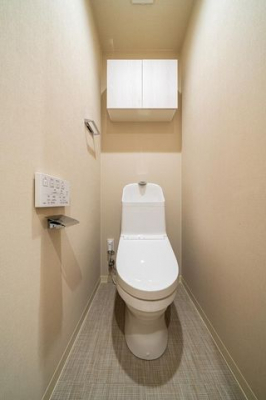 トイレ　【トイレ】シンプルなトイレ。収納ボックス付きです。