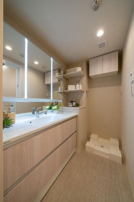洗面台・洗面所　【洗面】3面ミラーの後ろは収納スペースを完備。生活感のあるものは隠して、スッキリシンプルな洗面台に！