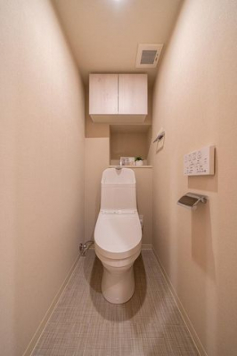 トイレ　【トイレ】スタイリッシュなトイレ。収納ボックス付きです。