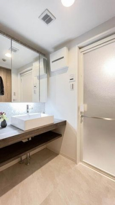 洗面台・洗面所　【洗面】3面ミラーの後ろは収納スペースを完備。生活感のあるものは隠して、スッキリシンプルな洗面台に！