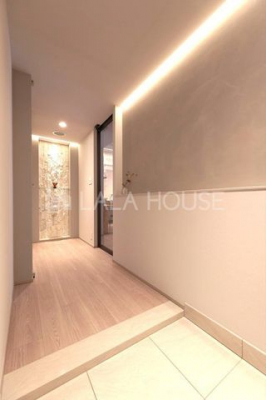 ���ց@����