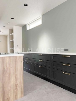 �L�b�`���@�L�b�`���w�ʂɂ͑�e�ʂ̎��[��������